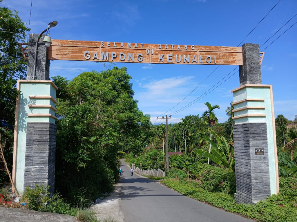 Gapura pintu masuk Gampong Keunaloi